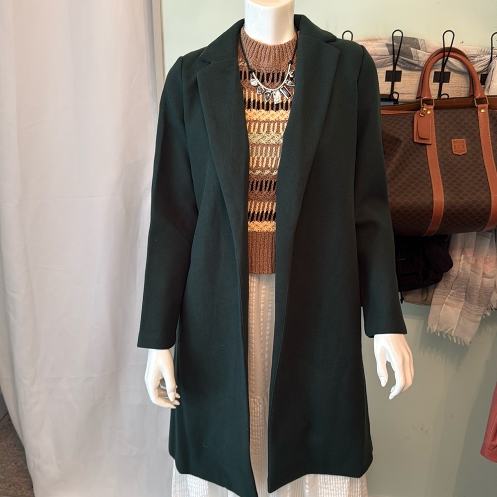 Truth Green Trench Coat with Classic Lapel and Tailored Fit